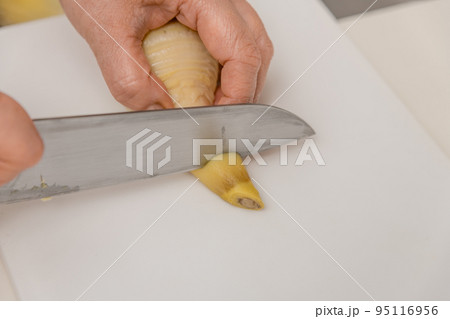【筍のあく抜き　茹で上がった筍を切る】 95116956