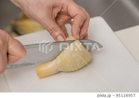 【筍のあく抜き　茹で上がった筍を切る】 95116957