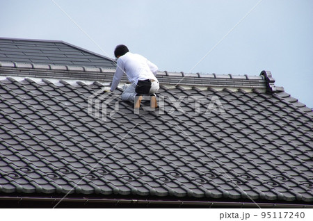 棟瓦の面戸漆喰の修理 大棟の漆喰のメンテナンス 棟瓦の面戸漆喰の修理 大棟の漆喰のメンテナンス 95117240