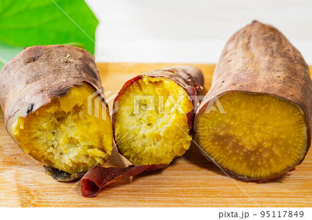 炊飯器で蒸した濃厚なさつま芋 95117849