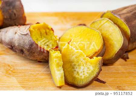 炊飯器で蒸した濃厚なさつま芋 95117852