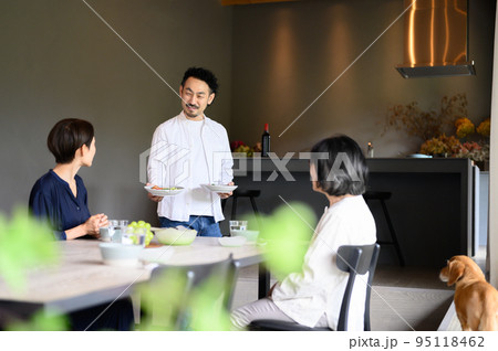 ダイニングで配膳する夫 同居/二世代家族 ダイニングで配膳する夫 同居/二世代家族 95118462