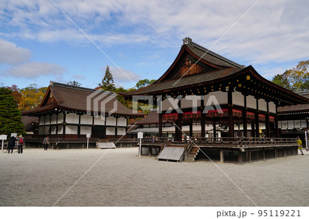 下鴨神社 舞殿と出雲井於神社 京都市 下鴨神社 舞殿と出雲井於神社 京都市 95119221