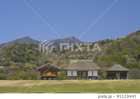 春の快晴の平沢官衙遺跡(ひらさわかんがいせき)と筑波山 春の快晴の平沢官衙遺跡(ひらさわかんがいせき)と筑波山 95120445