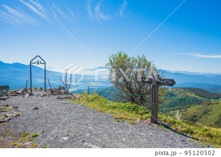 展望の丘から見える富士山と幸せの鐘【車山高原】 95120502