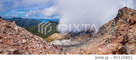 茶臼岳より峰の茶屋跡避難小屋を俯瞰する 茶臼岳より峰の茶屋跡避難小屋を俯瞰する 95120801