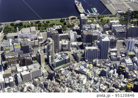 横浜中華街上空から山下公園方向を空撮 95120846