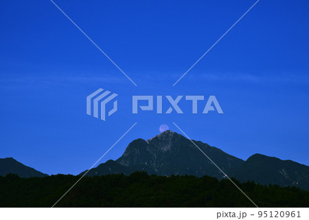 北杜市武川町、甲斐駒に沈む九月十六夜の月 北杜市武川町、甲斐駒に沈む九月十六夜の月 95120961