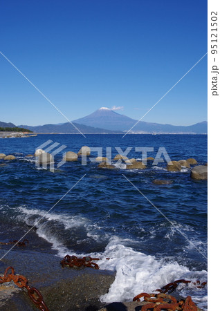 駿河湾の人工物と富士山　撮影場所：三保松原付近（静岡県静岡市） 95121502