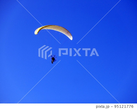 モーターパラグライダー(秋田市新屋海岸・9/25)「秋の空パラモーター舞う日本海」 モーターパラグライダー(秋田市新屋海岸・9/25)「秋の空パラモーター舞う日本海」 95121776