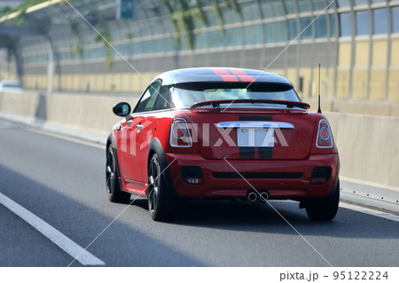 高速道路を走るスポーツカー　イメージ 95122224