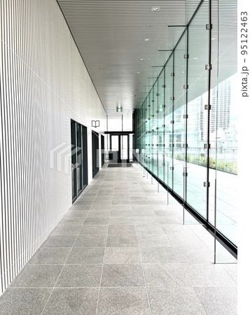 中之島美術館のモダンな廊下 95122463