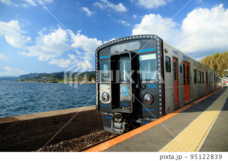 千綿駅に停車するYC1系気動車（JR九州） 95122839