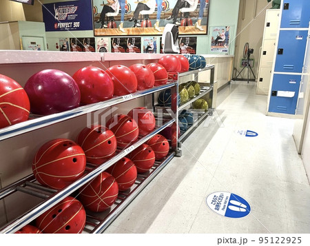 カラフルなボールがあるボウリング場 95122925