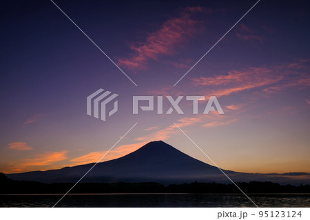 静岡県富士宮市田貫湖と早朝の富士山 95123124