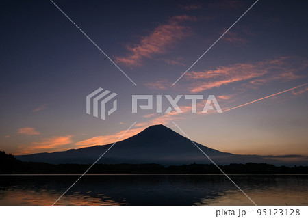 静岡県富士宮市田貫湖と早朝の富士山 95123128