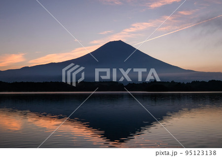 静岡県富士宮市田貫湖と早朝の富士山 静岡県富士宮市田貫湖と早朝の富士山 95123138