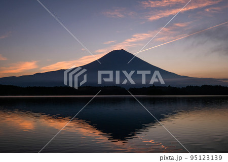 静岡県富士宮市田貫湖と早朝の富士山 95123139