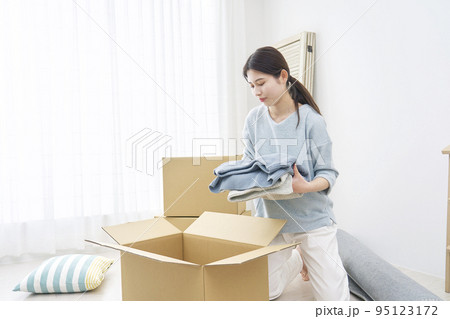 引越しの荷造りをする女性 95123172