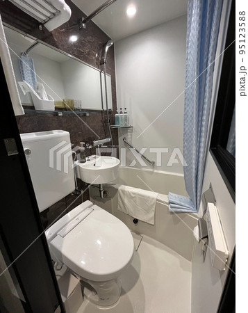 ビジネスホテルの改装後のバスルーム ビジネスホテルの改装後のバスルーム 95123588