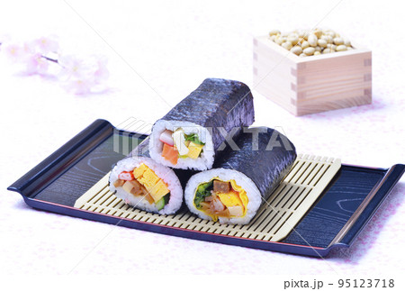 恵方巻き　海苔巻き　巻き寿司と福豆　節分　イメージ素材 95123718