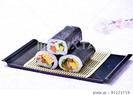 恵方巻き　海苔巻き　巻き寿司　節分　イメージ素材 95123719