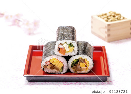 恵方巻き　海苔巻き　巻き寿司と福豆　節分　イメージ素材 95123721