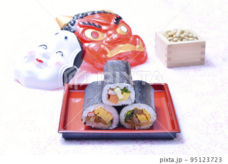 恵方巻き　海苔巻き　巻き寿司と福豆　節分　イメージ素材 95123723