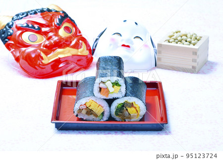 恵方巻き　海苔巻き　巻き寿司と福豆　節分　イメージ素材 95123724