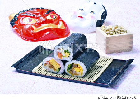 恵方巻き　海苔巻き　巻き寿司と福豆　節分　イメージ素材 95123726