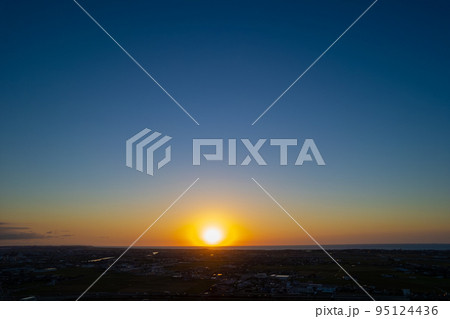 石川県 加賀平野、夕焼け 日本海に沈む夕陽/空撮(小松市)9月撮影 石川県 加賀平野、夕焼け 日本海に沈む夕陽/空撮(小松市)9月撮影 95124436