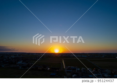 石川県　加賀平野、夕焼け　日本海に沈む夕陽／空撮（小松市）9月撮影 95124437