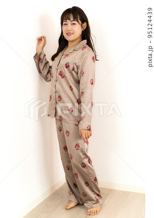 パジャマ姿の若い女性 95124439