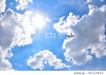 空　太陽　雲　飛行機 95124632