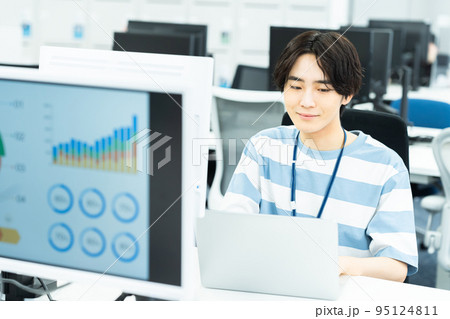 オフィスで働くエンジニア オフィスで働くエンジニア 95124811