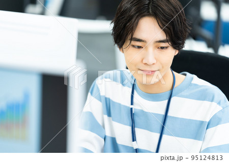 オフィスで働くエンジニア 95124813