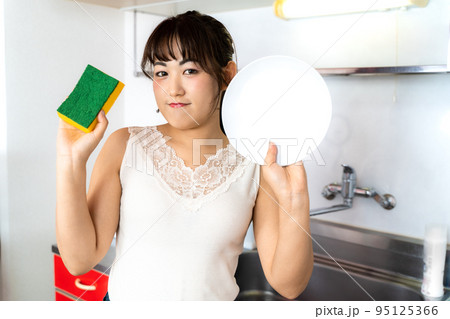 自炊する若い女性 95125366