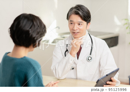 訪問診療するミドルの男性医師 95125996