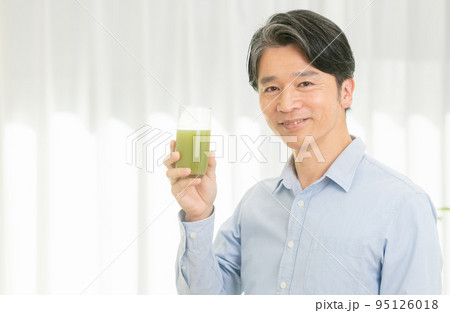 野菜ジュースを飲むミドルの男性 野菜ジュースを飲むミドルの男性 95126018