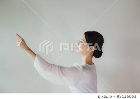 女性　手を伸ばす 95126063