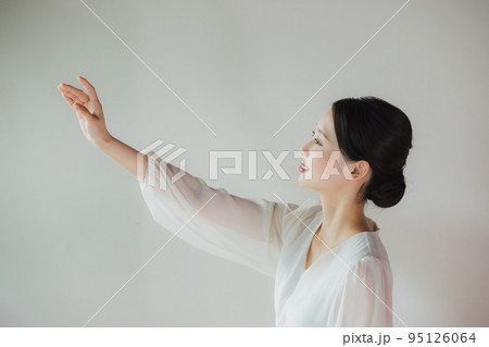 女性　手を伸ばす 95126064