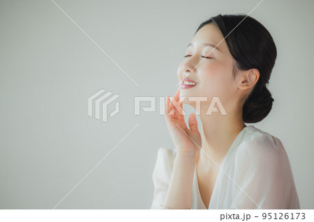 女性　ビューティ　グレーバック 95126173