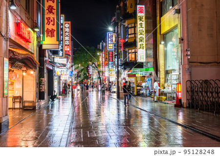 《神奈川県》横浜中華街・雨上がりの夜景 《神奈川県》横浜中華街・雨上がりの夜景 95128248