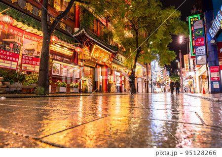 神奈川県》横浜中華街・雨上がりの夜景の写真素材 [95128266] - PIXTA