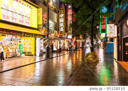 《神奈川県》横浜中華街・雨上がりの夜景 95128310