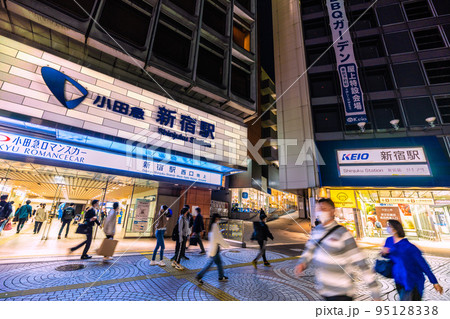 日本の東京都市景観 小田急新宿駅や京王線新宿駅などを望む。小田急百貨店新宿店本館は再開発で閉店 日本の東京都市景観 小田急新宿駅や京王線新宿駅などを望む。小田急百貨店新宿店本館は再開発で閉店 95128338