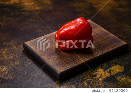 Fresh torn red sweet pepper from the autumn harvest 95129000