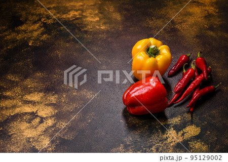 Fresh torn red sweet pepper from the autumn harvest 95129002