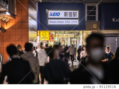 日本の東京都市景観 京王線新宿駅などを望む。小田急百貨店新宿店本館は再開発で閉店 日本の東京都市景観 京王線新宿駅などを望む。小田急百貨店新宿店本館は再開発で閉店 95129516