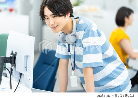 オフィスで働くエンジニア オフィスで働くエンジニア 95129612